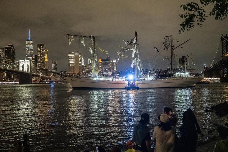 美官員稱墨海軍帆船撞橋時“正朝著錯誤方向行駛”