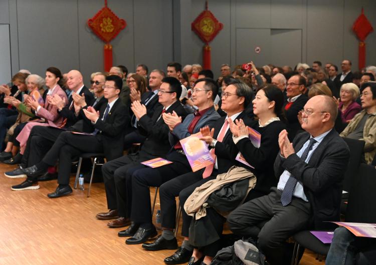 中外民眾在“天涯共此時” 交響樂聲中共慶中秋_fororder_2