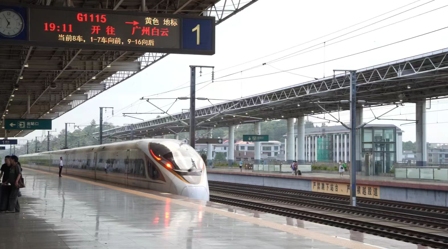 廣州大雨致火車停運 湖南耒陽快速轉運3000旅客_fororder_圖片5