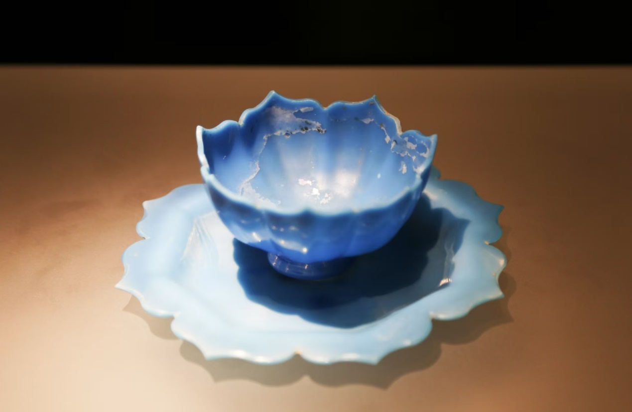 “青春華章·重走西北角”採訪團探秘甘肅省博物館：千年珍寶訴説絲路輝煌_fororder_元代蓮花形玻璃托盞