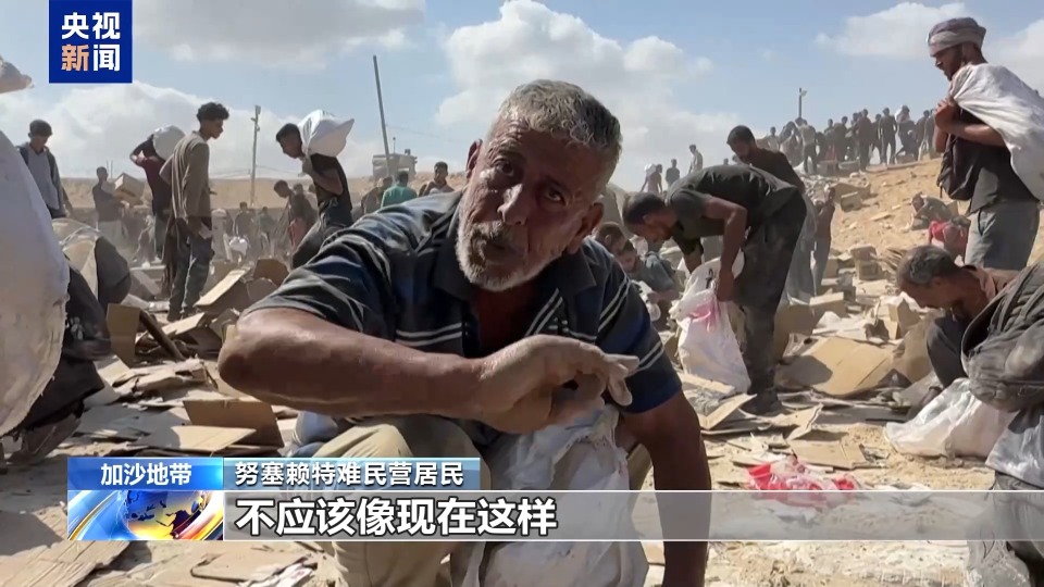以軍襲擊援助物資分發點 加沙民眾沙土中翻刨救命糧