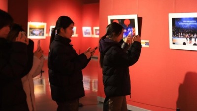 어퉈커쳰치 테마 사진전 후허하오터서 개최