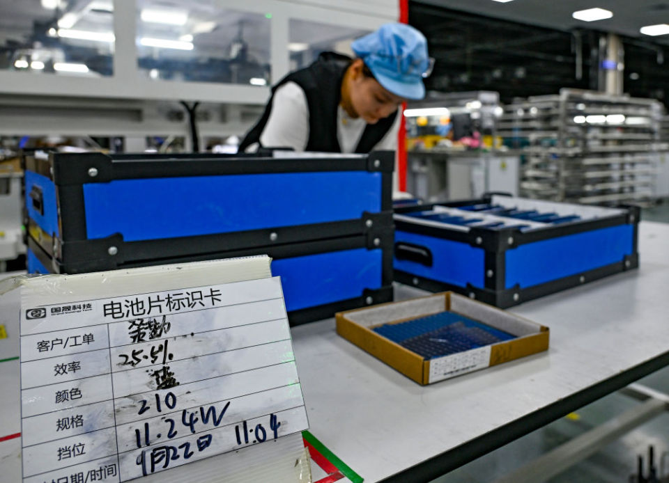 潮涌新疆70年 風光新涌：綠電“追風逐日” 點亮萬家燈火