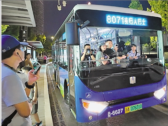 杭州推出“夜歸人巴士”_fororder_zjrb2025082200003v01b002