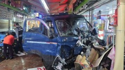 韓國京畿道一貨車衝入市場 致10人受傷_fororder_360截圖20251113110501960