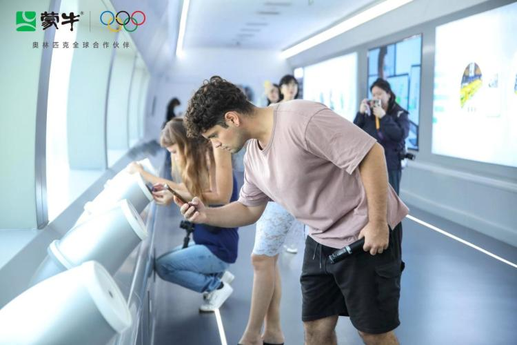 Where is the new global benchmark for smart dairy manufacturing? Overseas influencers explore Mengniu’s Wuhan Low-Temperature Dairy Plant_fororder_圖片7