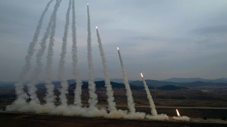 朝鮮遠程炮兵進行火力打擊訓練 金正恩現場觀摩