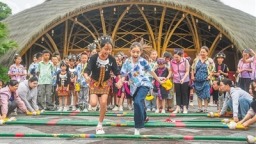 新疆與海南兩地孩子共跳竹竿舞