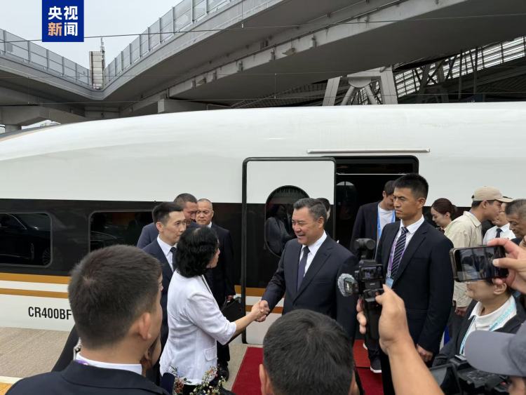 吉爾吉斯斯坦總統扎帕羅夫抵京 將出席抗戰勝利80週年紀念活動