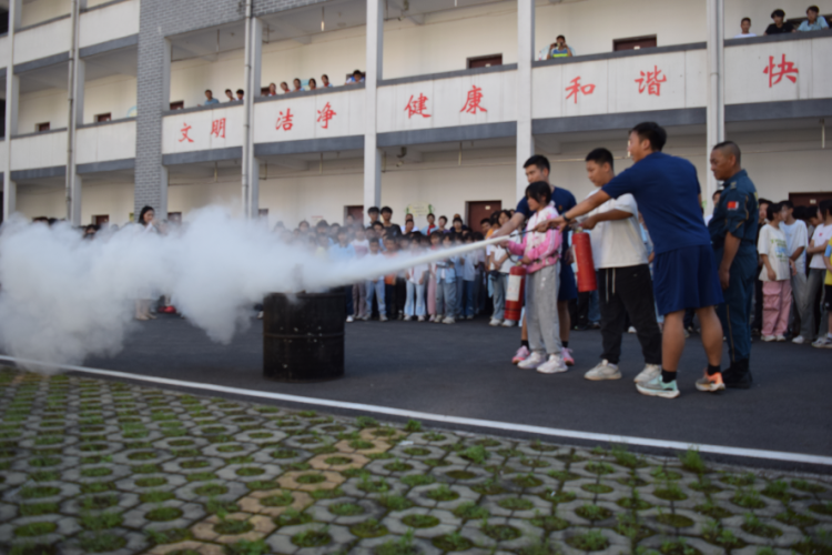 黃山市徽州區：“安全套餐”送上門 為孩子撐起“平安傘”_fororder_“安全套餐”送上門1