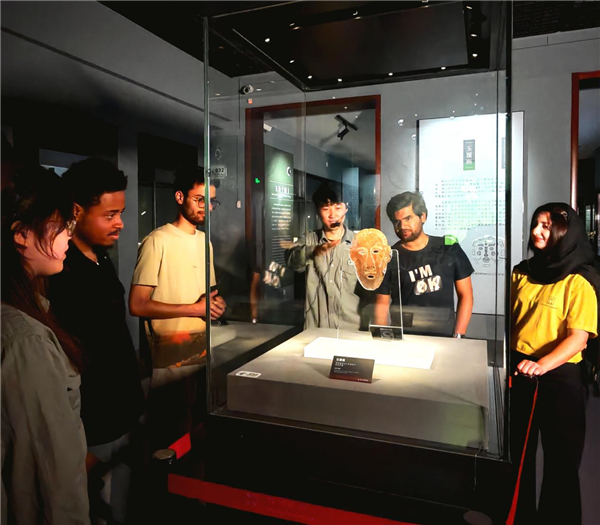 Volunteers from State Grid Jingzhou Electric Power Serve as Cultural Envoys, Spreading Jingchu Charm for International Museum Day_fororder_圖片2
