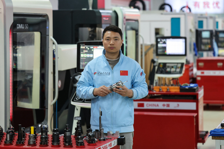 資訊有故事丨從世界冠軍到全國人大代表 楊登輝建言技能人才培養新模式