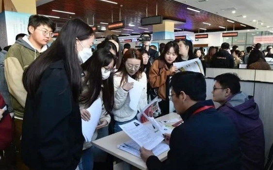 呼和浩特市政協舉辦“助力三年十五萬青年留呼·政協委員在行動”就業招聘活動