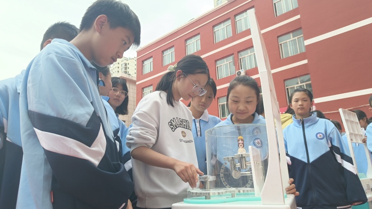 隴南宕昌:科普大篷車進校園點燃童心夢想_fororder_4