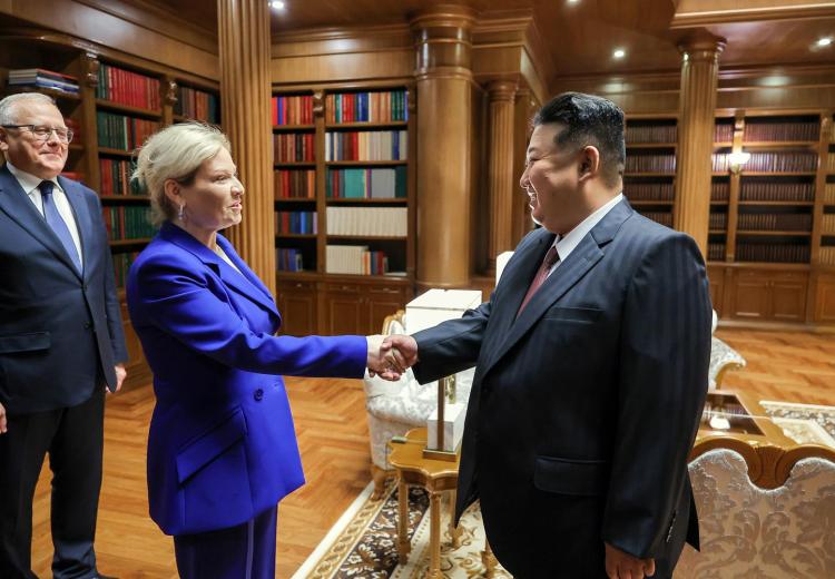 金正恩會見率團訪朝的俄文化部長柳比莫娃