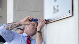 視頻丨美防長給五角大樓安裝“戰爭部”名牌