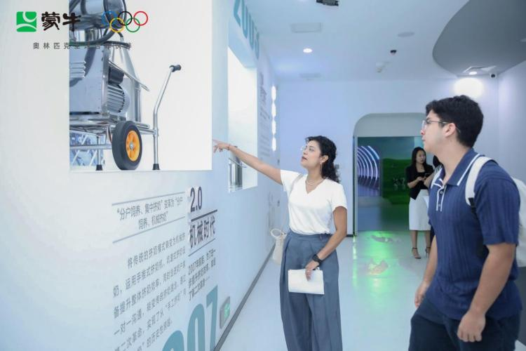 Where is the new global benchmark for smart dairy manufacturing? Overseas influencers explore Mengniu’s Wuhan Low-Temperature Dairy Plant_fororder_圖片5
