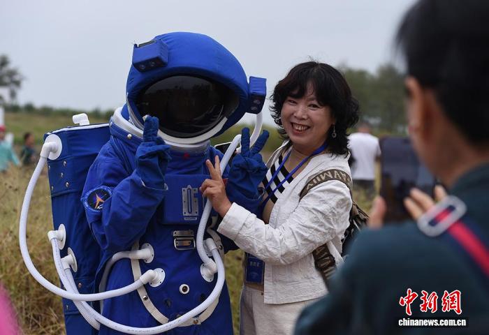 （神州寫真）萬名遊客海上“追火箭” 航天遊成中國文旅新熱點