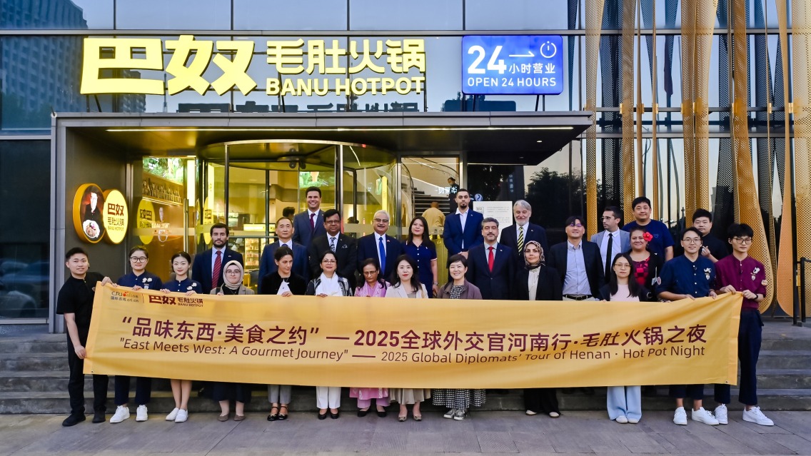 毛肚火鍋之夜 即將開啟，先來張大合影留作紀念。_fororder_ABC3445.JPG