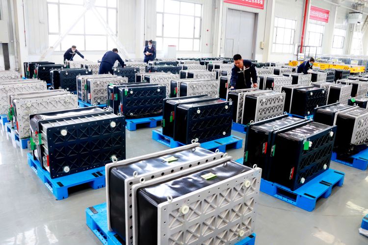 張掖山丹：科技創新為縣域經濟高品質發展蓄勢賦能_fororder_甘肅偉力得儲能電池有限公司生産車間裏檢修人員正在檢查組裝電池配件