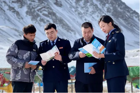 張掖：稅惠賦能 助力民族鄉經濟“節節高”_fororder_圖片1肅南縣稅務幹部深入牧區為納稅人講解稅費優惠政策