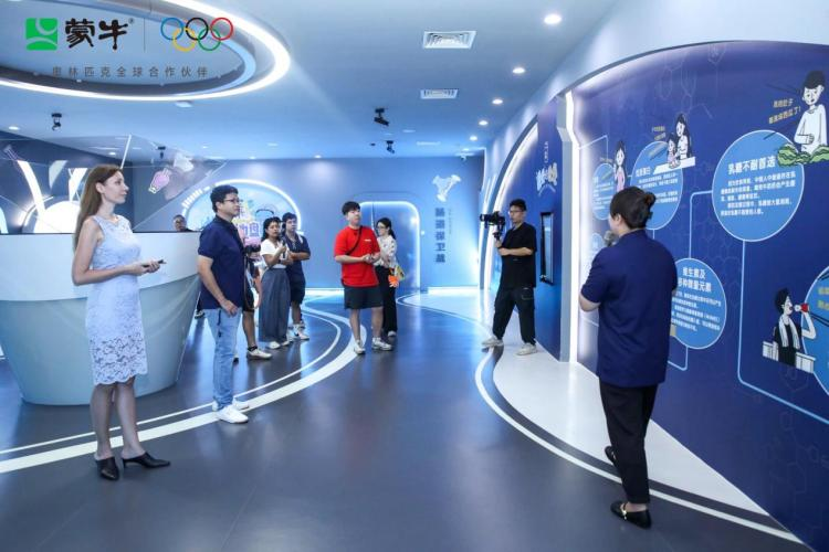 Where is the new global benchmark for smart dairy manufacturing? Overseas influencers explore Mengniu’s Wuhan Low-Temperature Dairy Plant_fororder_圖片2