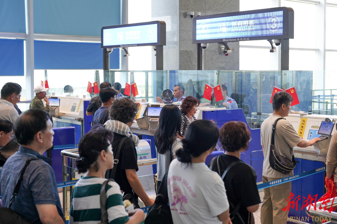 8天長假湖南空港口岸出入境人員4.3萬人次,去年同期增長2.7%_fororder_5