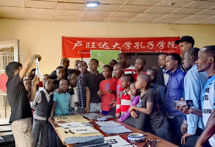 資訊有故事丨賞明月、品月餅……非洲師生沉浸式體驗中秋“團圓味”