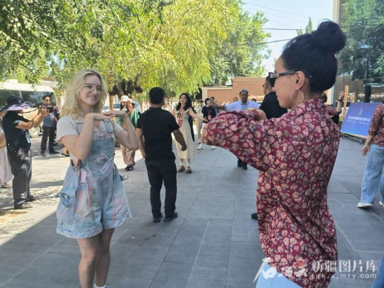 石榴花開 籽籽同心丨俄羅斯姑娘在新疆小巷裏探尋民族團結密碼