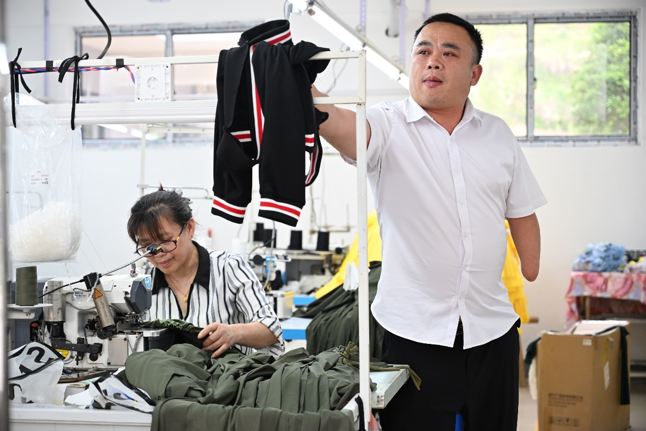 全國助殘日丨單手繡“華服” 情暖助殘路_fororder_2