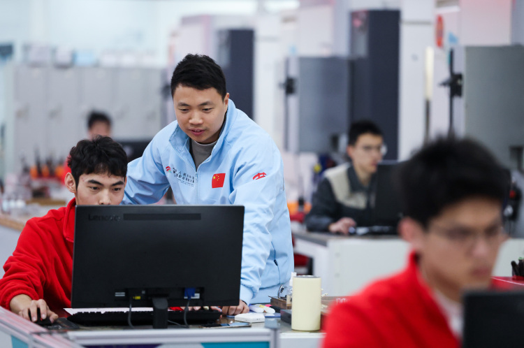 資訊有故事丨從世界冠軍到全國人大代表 楊登輝建言技能人才培養新模式