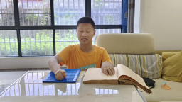 湖南城步盲人少年張功潤圓夢高校