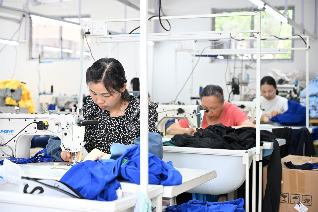全國助殘日丨單手繡“華服” 情暖助殘路_fororder_1
