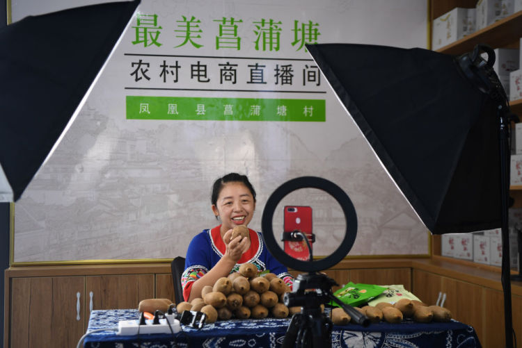 習近平總書記引領中國從脫貧攻堅邁向鄉村全面振興