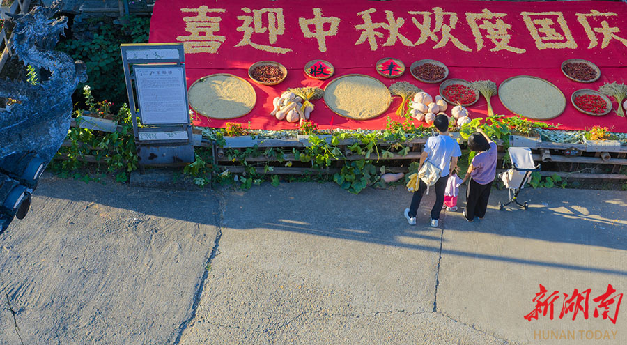 湖南侗寨"曬秋"引客來_fororder_1759021143849