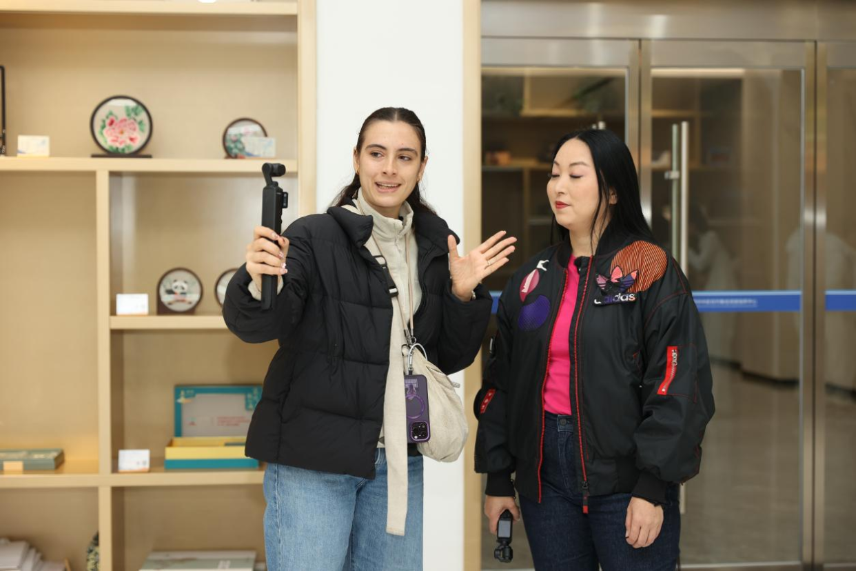 Les influenceurs étrangers apprécient « Amazing Zhengzhou » : y voir le futur visage de la Chine_fororder_圖片3