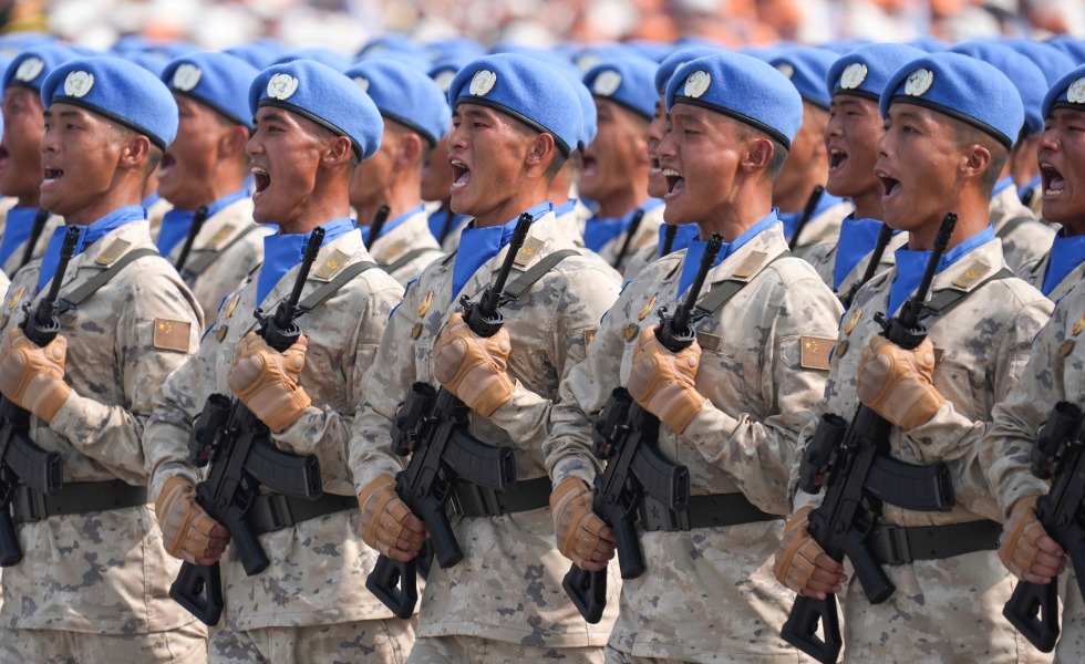 “中國藍盔”接受檢閱_fororder_紀念抗戰勝利80週年｜紀念中國人民抗日戰爭暨世界反法西斯戰爭勝利80週年大會在京舉行XxjpsgC000220_20250903_PEPFN0A001.JPG