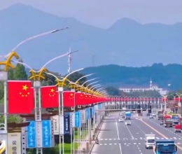 氛圍感滿滿 國慶中秋臨近各地飄起“中國紅”