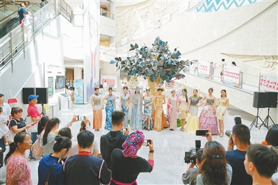 逛展館 賞非遺