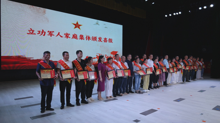 湖南衡陽縣150余名老兵載譽歸來 145名新兵奔赴軍營_fororder_1
