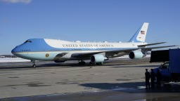 美總統專機因“輕微電路問題”返航