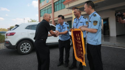 巡查途中發現車禍 湖南衡陽縣執法人員熱心救助