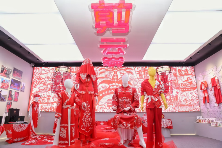 甘肅慶陽“剪雲裳”：非遺剪紙與現代服裝的創新融合_fororder_圖片2