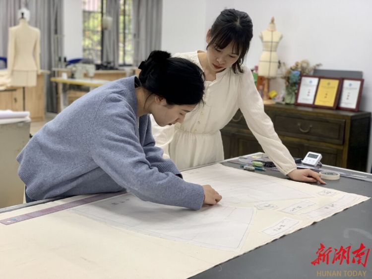 偏差2釐米也不行！湖南工藝美術職業學院師生超高要求備賽中