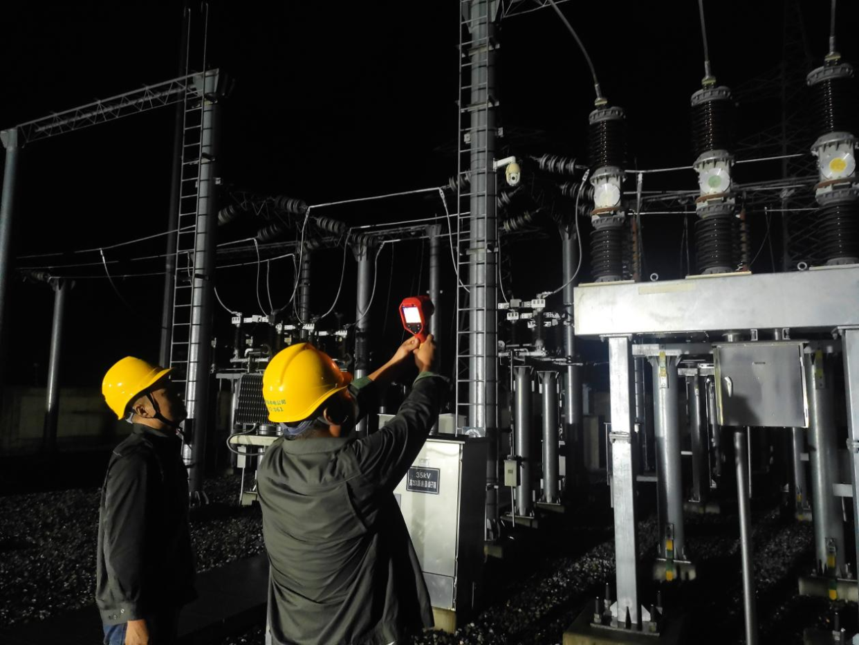 Night Inspections Enhance Power Grid Security in Nanyang, Henan_fororder_圖片6