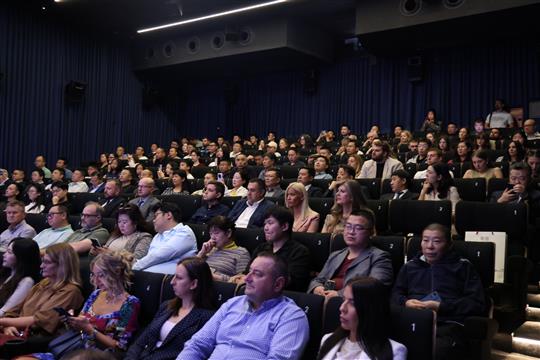 《南京照相館》塞爾維亞展映暨紀念抗戰勝利80週年圖片展在貝爾格萊德舉行_fororder_7觀影現場
