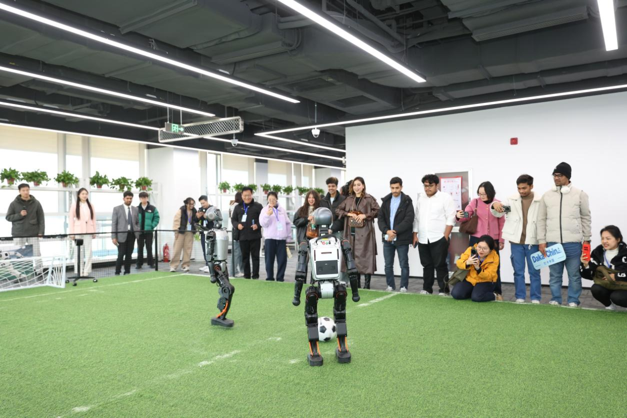 Les influenceurs étrangers apprécient « Amazing Zhengzhou » : y voir le futur visage de la Chine_fororder_圖片2