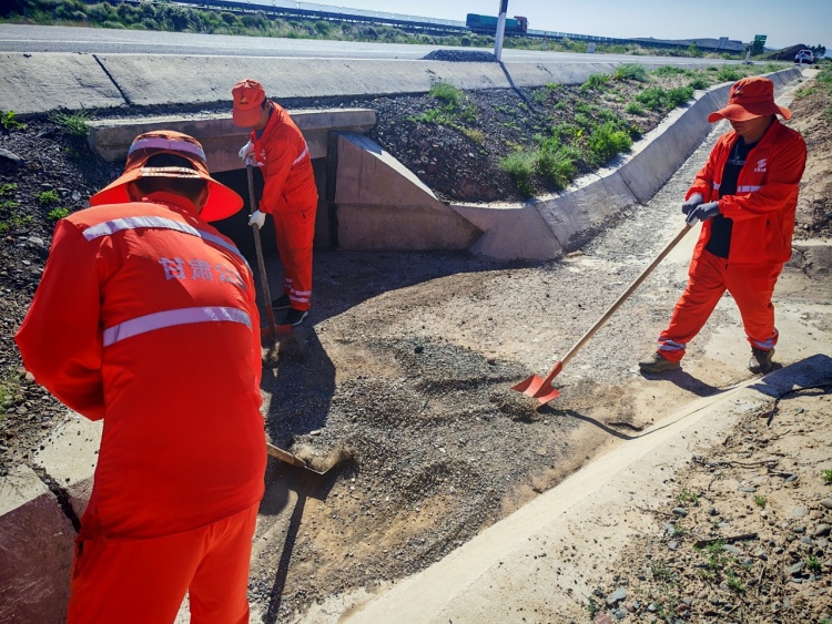 高溫下的堅守——張掖山丹公路段戰高溫同步開展擁包處置與路容整修工作_fororder_清理涵洞淤積物