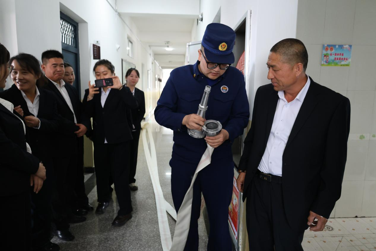 甘肅肅南：開展旅遊景區消防安全專項培訓_fororder_參訓人員進行實操