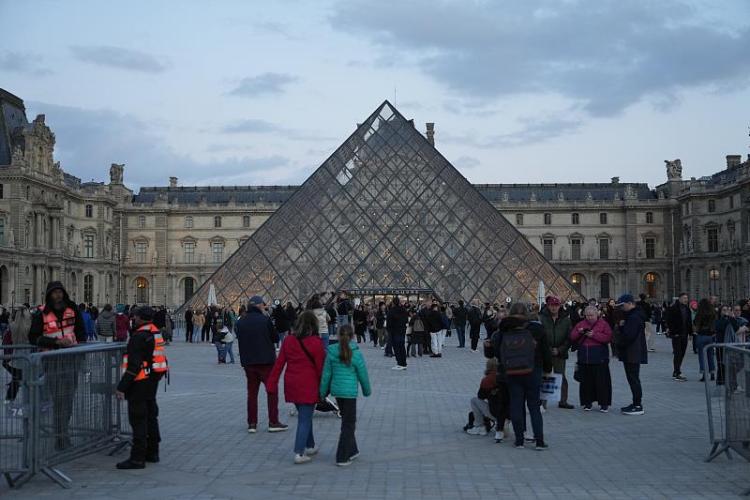 盧浮宮搶劫案嫌疑人多為慣犯 兩人曾共同犯案